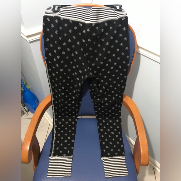 Rare Victoria’s Secret fireside thermal black with white snowflakes PJ set - Picture 13 of 16